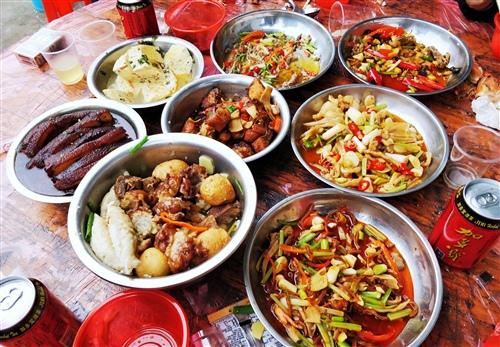 在乡镇吃宴会