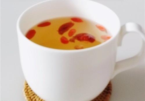 坚持喝水可保护您的眼睛