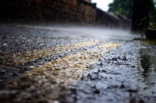 雨滴就像数千名伞兵一样