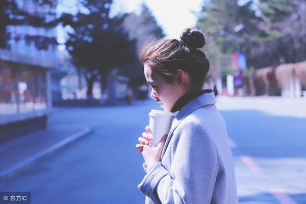 我知道一个女人在丈夫家中是局外人的事实