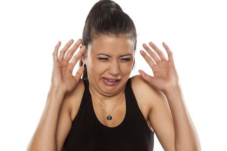 我妻子和母亲之间的关系显然疏远了
