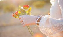 唯美的句子说说心情：岁月里的你很干净，比水淡，比酒清