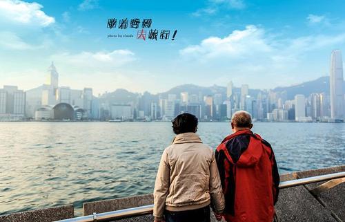 父母用温暖的双手拉伸我