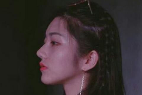 深蓝色的天空中挂着无数的半明亮半模糊的星星