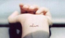 伤感唯美的短句：曾经他是心事，后来成为故事，现在已成往事