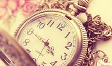 唯美好听的句子：一个人，对月观花，一支笔，墨染年华