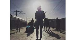 描写男子背影的句子