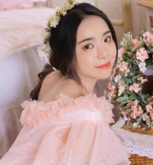 小编为赞美女孩的美丽和才华而赞美一个聪明又美丽的女孩