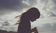 心疼到无法呼吸的短句:他一直是你的软肋却不曾是你的盔甲