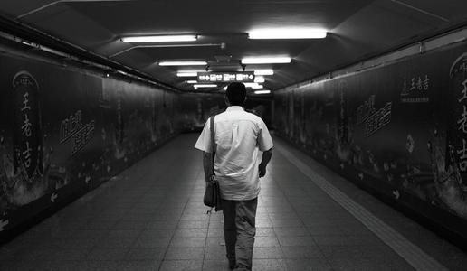 一个人走路