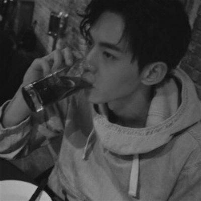 我会为所有的悲伤和不幸而笑