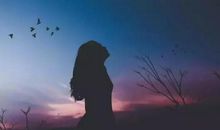 她看到他很累心痛到哭的句子