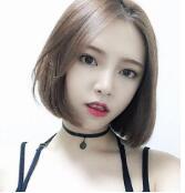 因此