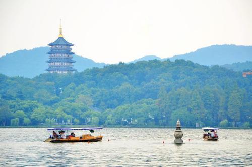 西湖清澈碧绿的水像镶嵌在山上的宝石
