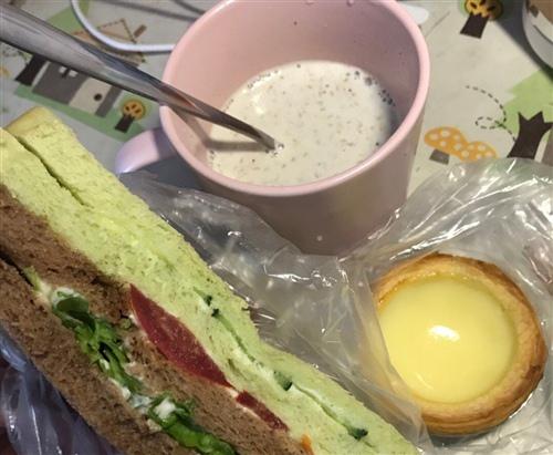 睡前喝牛奶可以帮助睡眠