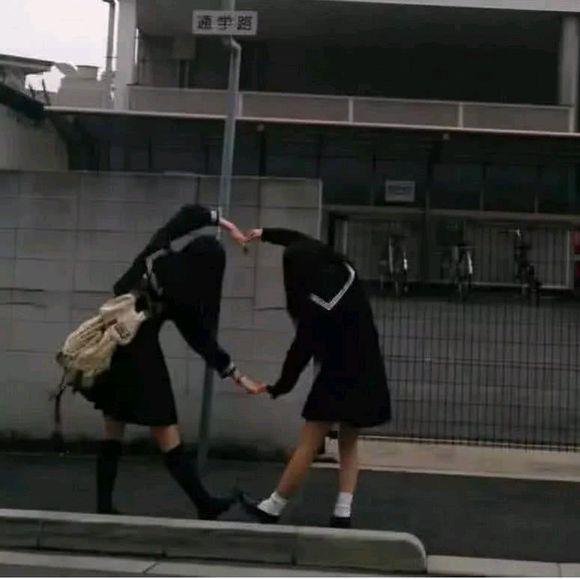 月亮就像一个害羞的女孩
