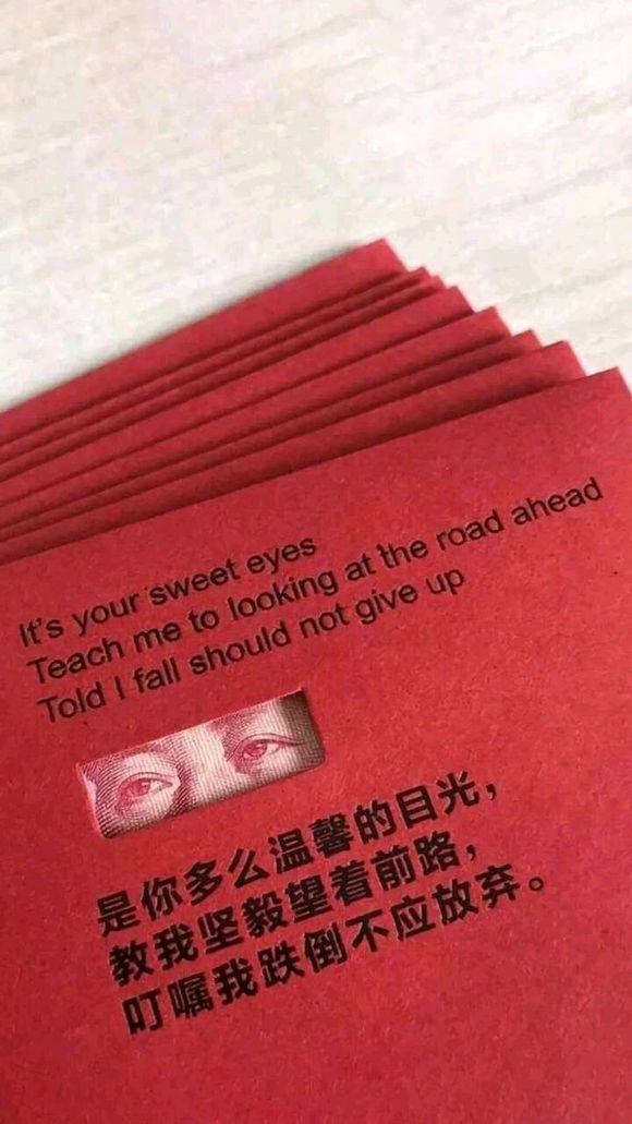 它的颜色和刚提炼过的银一样白