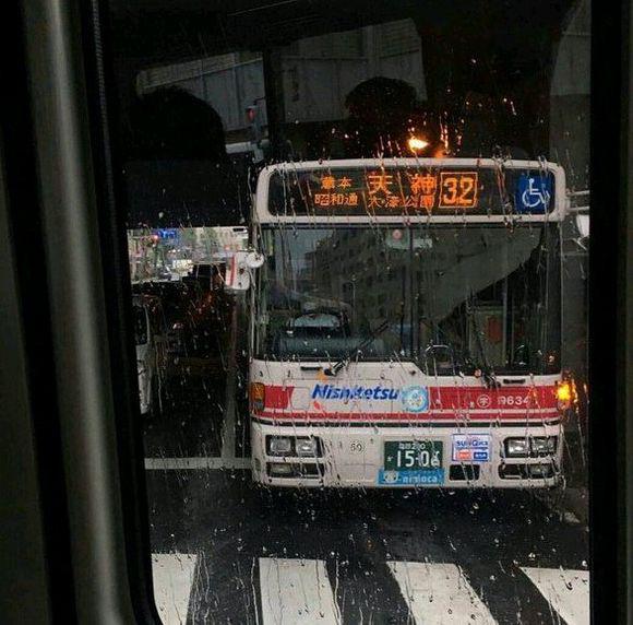 在新月之下