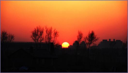 夕阳将天空染成血红色