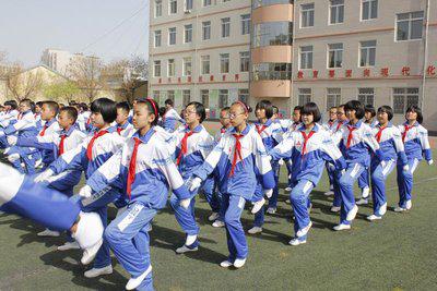 表现出自信和非凡