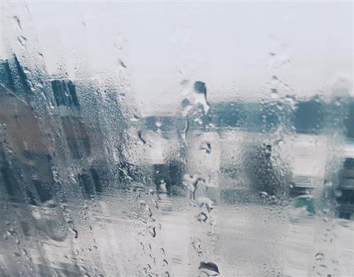 正在下雨