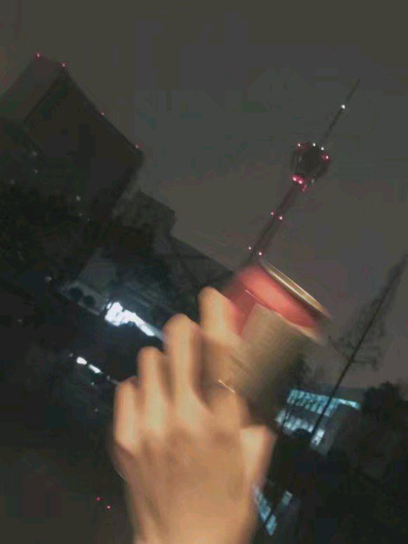 疲倦的月亮躲在云层中休息
