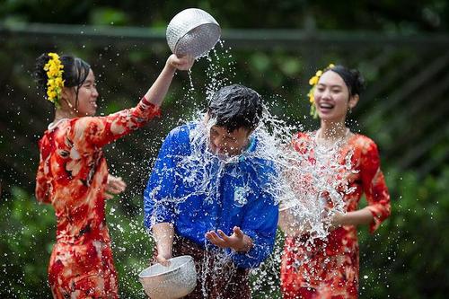 过完泼水节怎么发朋友圈