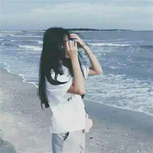 弯曲的月亮钻在像银一样透明的云层中