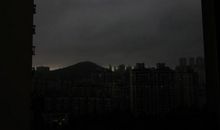 生活暗无天日，烦恼随着一天比一天增大