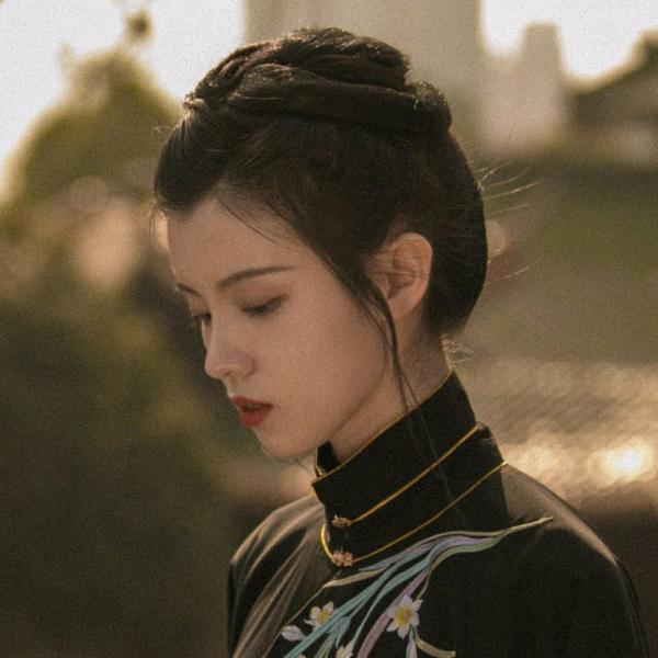 在淡蓝色的天空中悄然开放