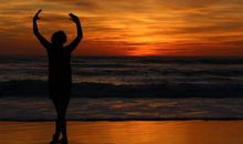 写一个人孤独却要装开心的句子