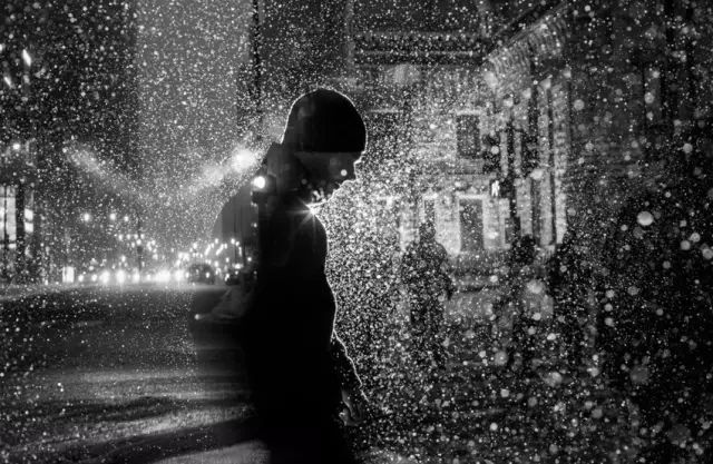 15.记住，在一个下雨天，你说过你会非常爱我。现在，又在下雨，夺走了我们所有的誓言。
