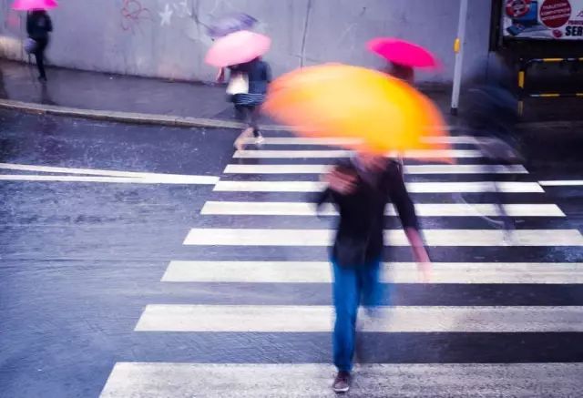 13.我喜欢下雨，我喜欢站在雨中弄湿，因为即使你哭泣，没人知道。