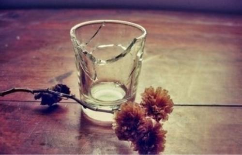 10.所谓的爱是指有一个人可以轻松控制自己的情绪，使您在第一刻哭泣，然后在下一刻笑。