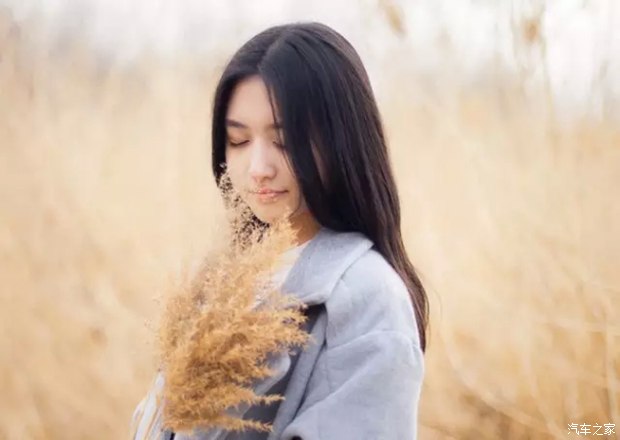 30.生命是一朵盛开的花，美丽多彩地绽放。人生是一首美丽的小诗，清新流畅，寓意深远。生命是美妙的音乐，具有和谐的节奏和悠扬的音乐。生命是一条流动的河流，奔波而向前。