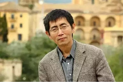 北岛，原名赵振凯，1949年8月2日出生于北京，祖籍浙江浙江湖州。他是香港中文大学的讲师。当代中国诗人是朦胧诗的代表之一，也是民间诗歌出版《今日》的创始人。北岛写了许多诗集，他的作品被翻译成20多种语言。他被提名为诺贝尔文学奖，瑞典笔会文学奖，美国西部笔会中心的自由写作奖以及古根海姆奖学金的提名人。美国艺术与文学学院终身荣誉院士。北岛是当代最有影响力的中国诗人之一。诗集《北京诗集》，《太阳城笔记》，《北岛故城诗集》，《陌生人海滩》，散文集《失败之书》和小说《波度》等。代表作包括《答案》。所有”。