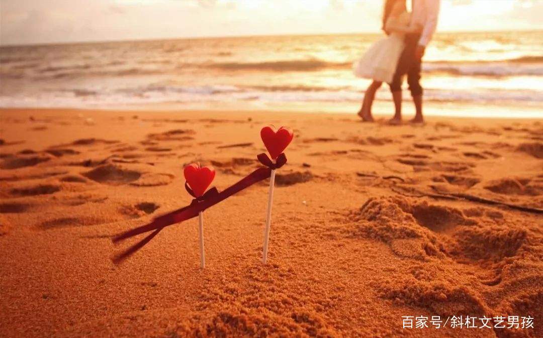 10.我从不羡慕情侣在街角接吻，我只羡慕老人手拉手散步。因为我知道谈论旧的关系有多困难。 -网易云热点评论