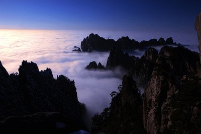 9.雨产生万物，雨下数百粒谷物，雨水冲冲红色的尘土，雨水祝福。绵绵的雨水消散了冬天的阴霾，带来了春天的灿烂。汹涌的雨水滋养了灿烂的笑容和摇曳的心灵的浪漫。一场又一次的大雨继续，愿您洗去烦恼！