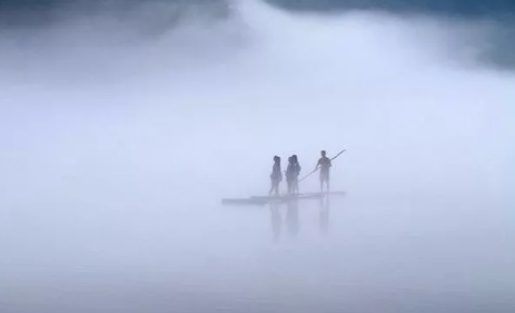 8.我们笑着说，我们呆在时间里，但实际上，我们被洪流悄悄地扫除了了。