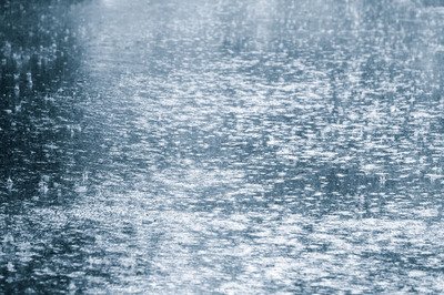12.下雨时，亲爱的，别忘了带雨伞。天气凉爽，切记要增添衣服，路要湿滑，多注意安全，记住我的问候，别忘了带来好心情。