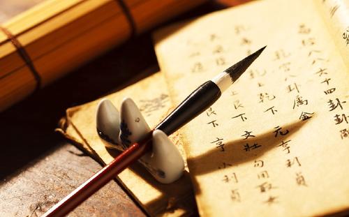 12.阅读使人思想开阔，思想开放；阅读使人充满期待和野心；阅读使知识和谈话变得非同寻常；阅读使人感到轻松愉快，就像春风似的。