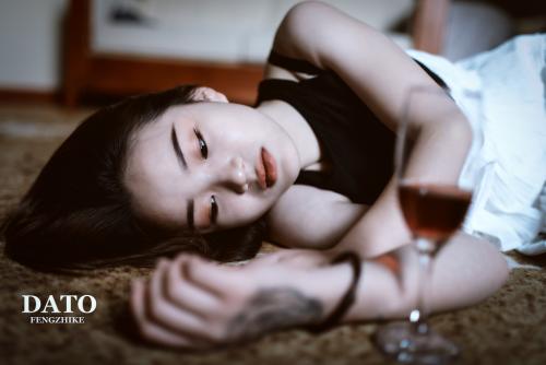 11.当我全神贯注地看着你时，你永远不会明白我假装保持冷静对我来说是多么痛苦。