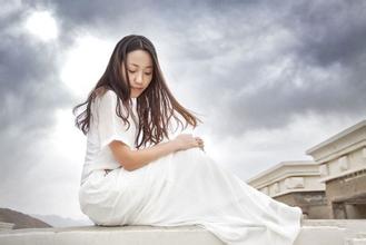 30.最真实的爱是，当您回望彼此时，您仍然是朋友，而不是还未离开时，您就会用敏锐的话语划伤对方的心。