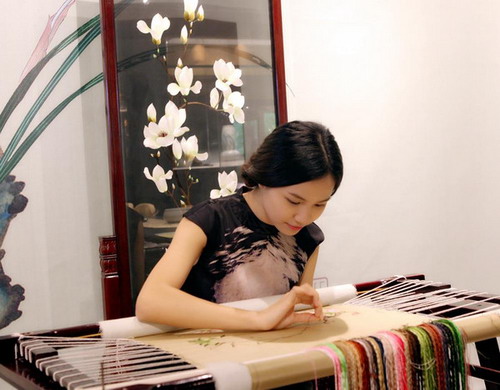 37.美丽的色彩，美丽的态度，美丽的乐观态度。但是，这种美丽使我惊讶地发现，这些来自劳动的美丽，发自内心的花朵，来自刺绣的花朵，非常优雅大方。在和平的歌舞时代绽放，呈现出美丽的色彩。这些刺绣依靠人们勤奋的双手，聪明的头脑以及依靠人们努力的精力，华丽地变身，变身，丑小鸭变成了白色的天鹅，进入了时代的最前沿，精美地绣着时尚。蛋糕行业。那些柔和而优雅的花朵从画布上掉下来，积累了数千年的中国文化传统。