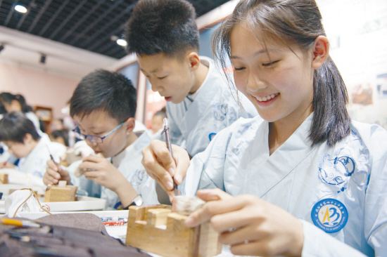 15.用知识和道德武装灵魂，用真诚和热情对待朋友。