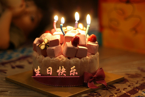 59.真诚的友谊在生日烛光中传递到您的心中，渗入您跳动的心，为您点燃根源，并为您展示盛开的鲜花。
