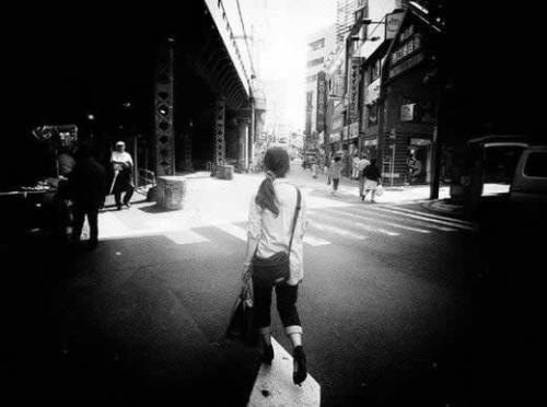 9.过了一会儿，她开始再次哭泣，并再次试图用双手掩盖他的痛苦，不时的bb泣变成持续的低声哭泣，他的眼睛紧闭，拳头被牙齿咬伤。我想尽力停止抽泣。