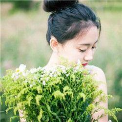 12.我姐姐听到每个人的称赞，脸颊上飘起两朵红云，鲜红的舌头环绕着她的嘴唇，她内心感到高兴。