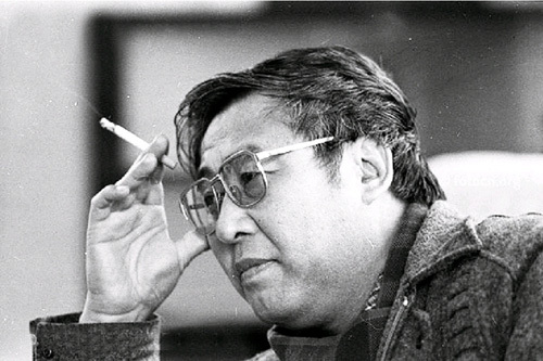路遥出生于农村，他的写作材料基本上来自农村生活。他一直认为自己是“农民血统之子”，“有农村风味又有城市风味的人”。他坚信“生活中最大的幸福可能在于创作过程，而不是结果。”因此，他认为，“只有从事极其繁重的工作，人们才能过上充实的生活。”纠缠不清的家乡情结和沉重的生活总是让他感到生活。他将陕北的土地作为永恒的诗意象征浮在心中。当他的创作进入低谷时，他独自一人去了Shaan。在他的家乡北部的“ Mu Us沙漠”中，他审视自己和那里的社会。