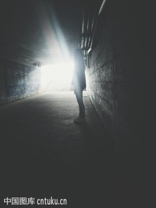 11.我可以忍受孤独和寂寞，但我不能站在你身边。